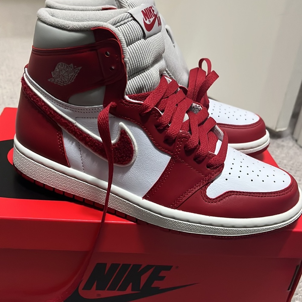 Air Jordan 1 Retro HI OG Women’s Size 7 LT Iron Ore/Varsity Red-Sail DJ4…